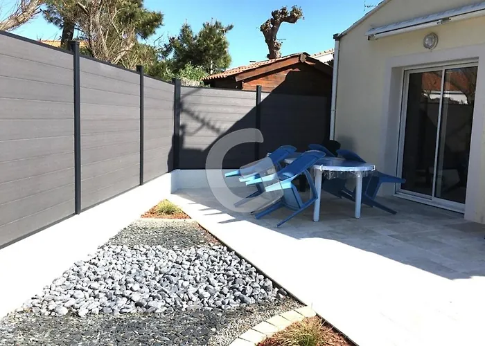 Holiday home Maison Pres De La Plage, 3 Chambres, Terrasse Et Parking A Sur - Fr-1-194-383 *